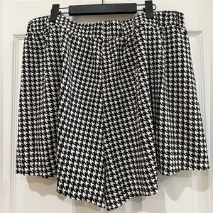 Black and White Houndstooth Print Flowy Shorts with an Elastic Waistband